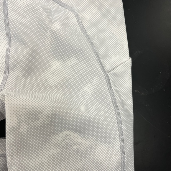 Athleta Ultimate Stash Pocket Printed Capri - Picture 13 of 13